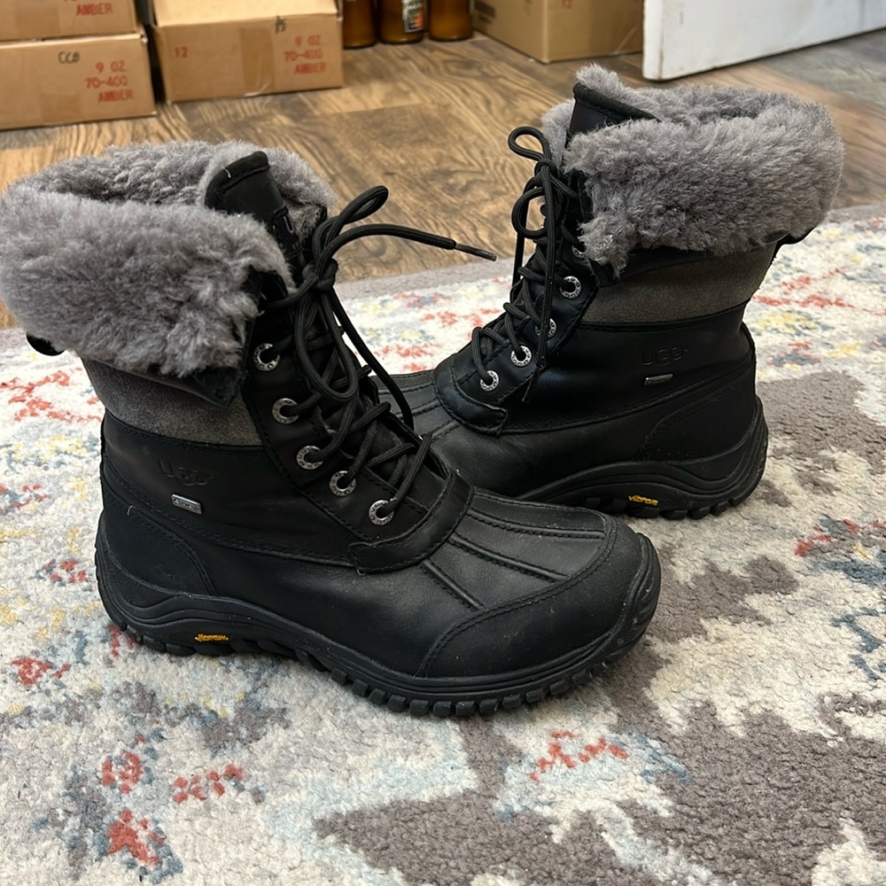 Women’s UGG black snow winter boots! Sz 7